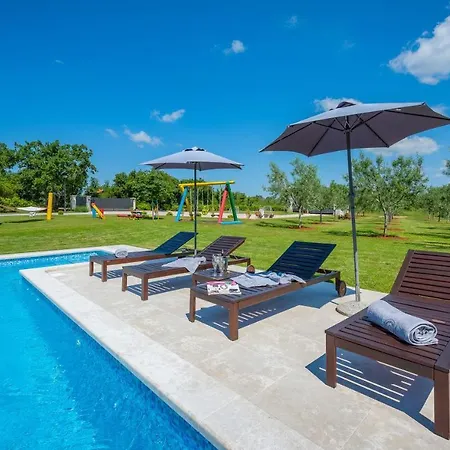 Holiday home Traumhafte Mit Privatem Pool, Wlan, Kinderspielplatz Und Grossen Garten Mit Grill Marcana