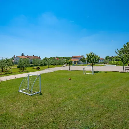 Traumhafte Mit Privatem Pool, Wlan, Kinderspielplatz Und Grossen Garten Mit Grill Marcana