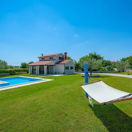 Traumhafte Mit Privatem Pool, Wlan, Kinderspielplatz Und Grossen Garten Mit Grill Marcana