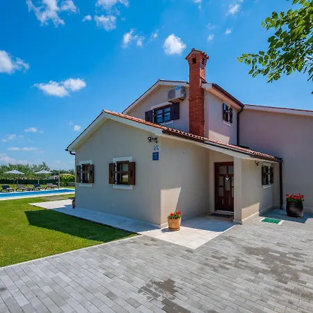 Holiday home Traumhafte Mit Privatem Pool, Wlan, Kinderspielplatz Und Grossen Garten Mit Grill