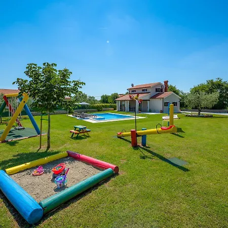 Holiday home Traumhafte Mit Privatem Pool, Wlan, Kinderspielplatz Und Grossen Garten Mit Grill *